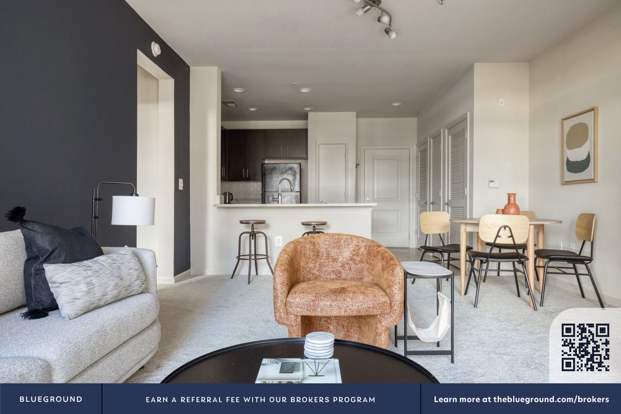 305 10th Street South - Photo 4 of 36