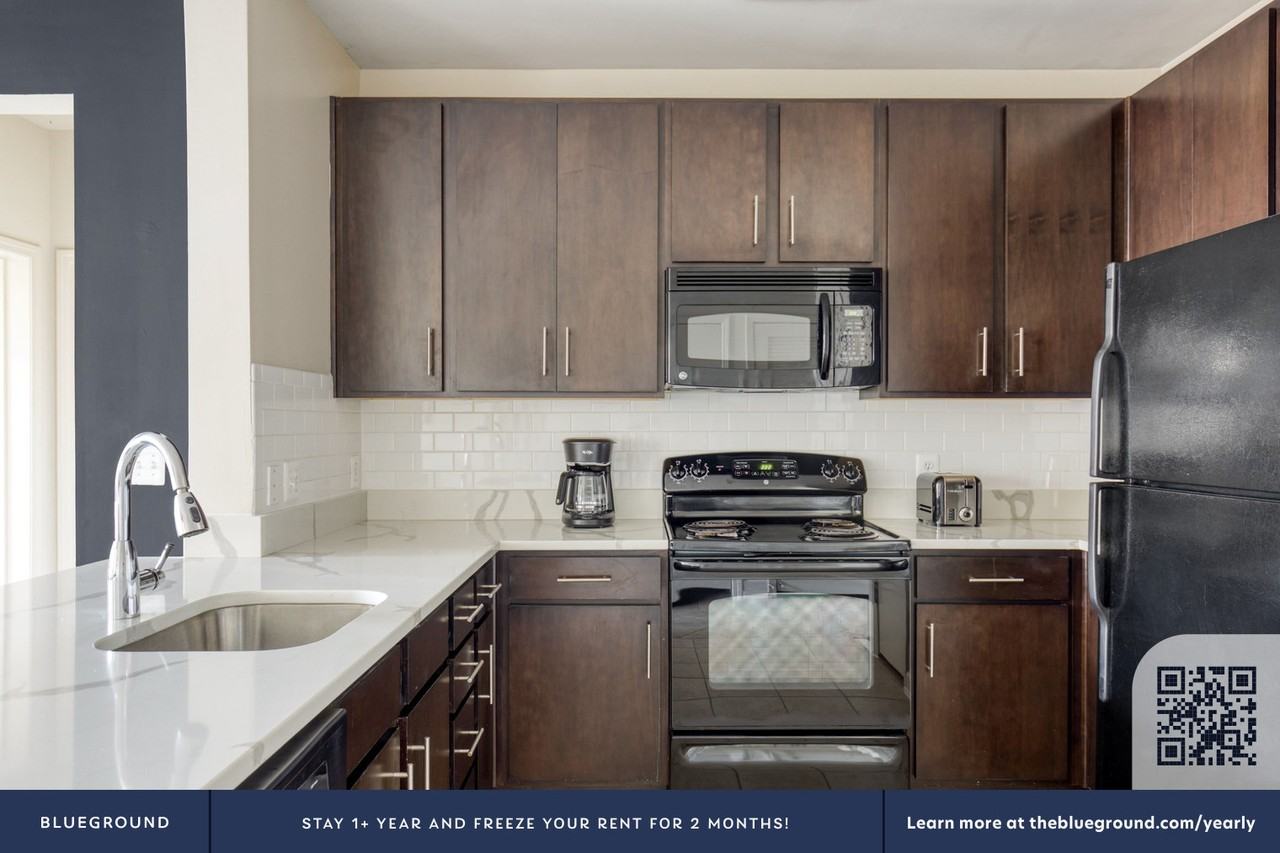 305 10th Street South - Photo 7 of 36