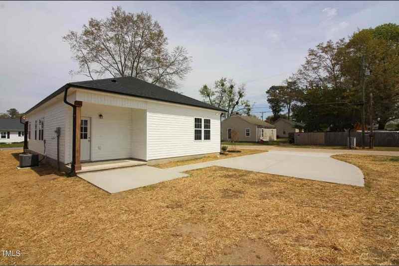 172 E Jackson St - Photo 3 of 9