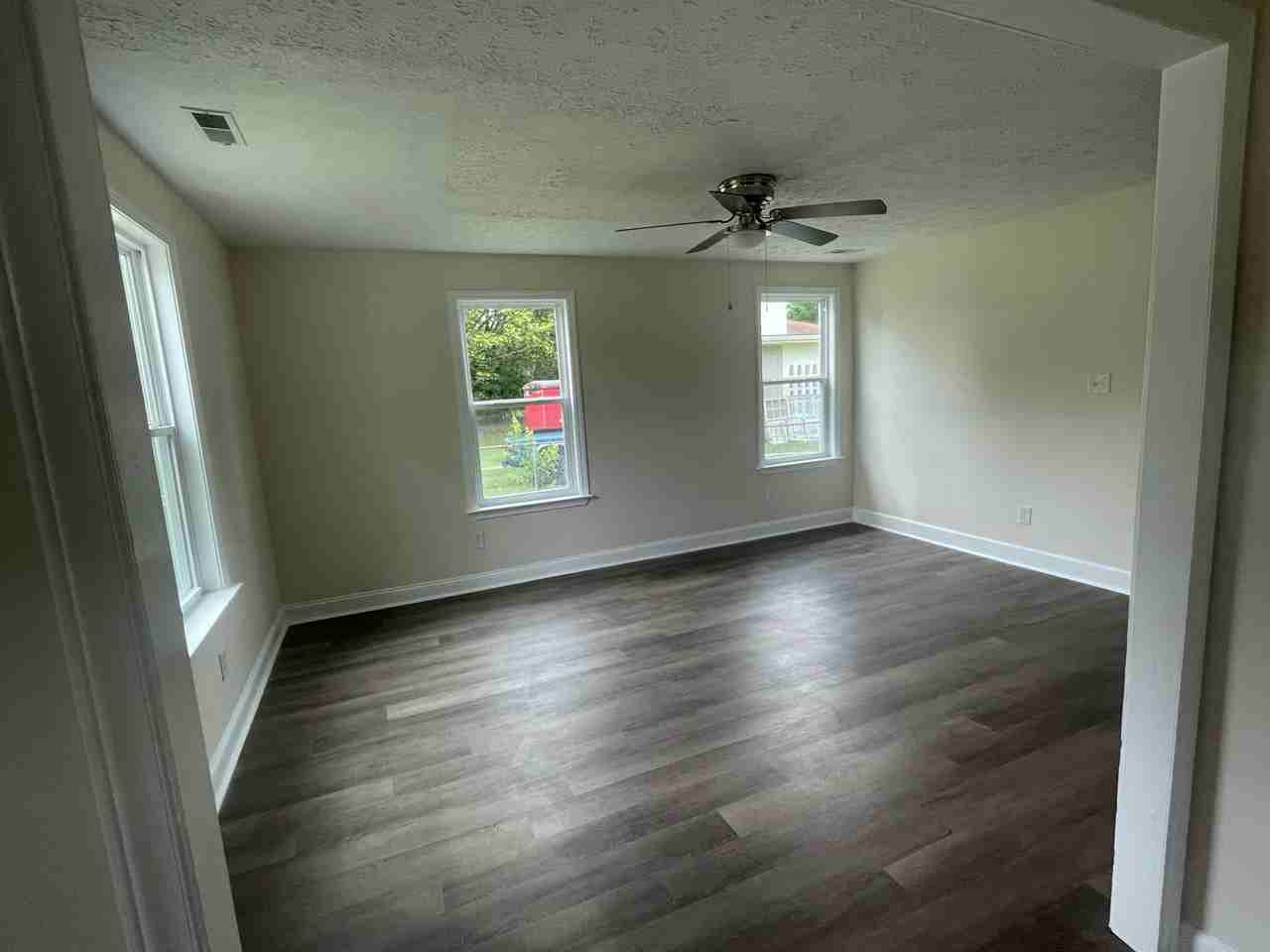 225 Kenneth Blvd - Photo 4 of 12