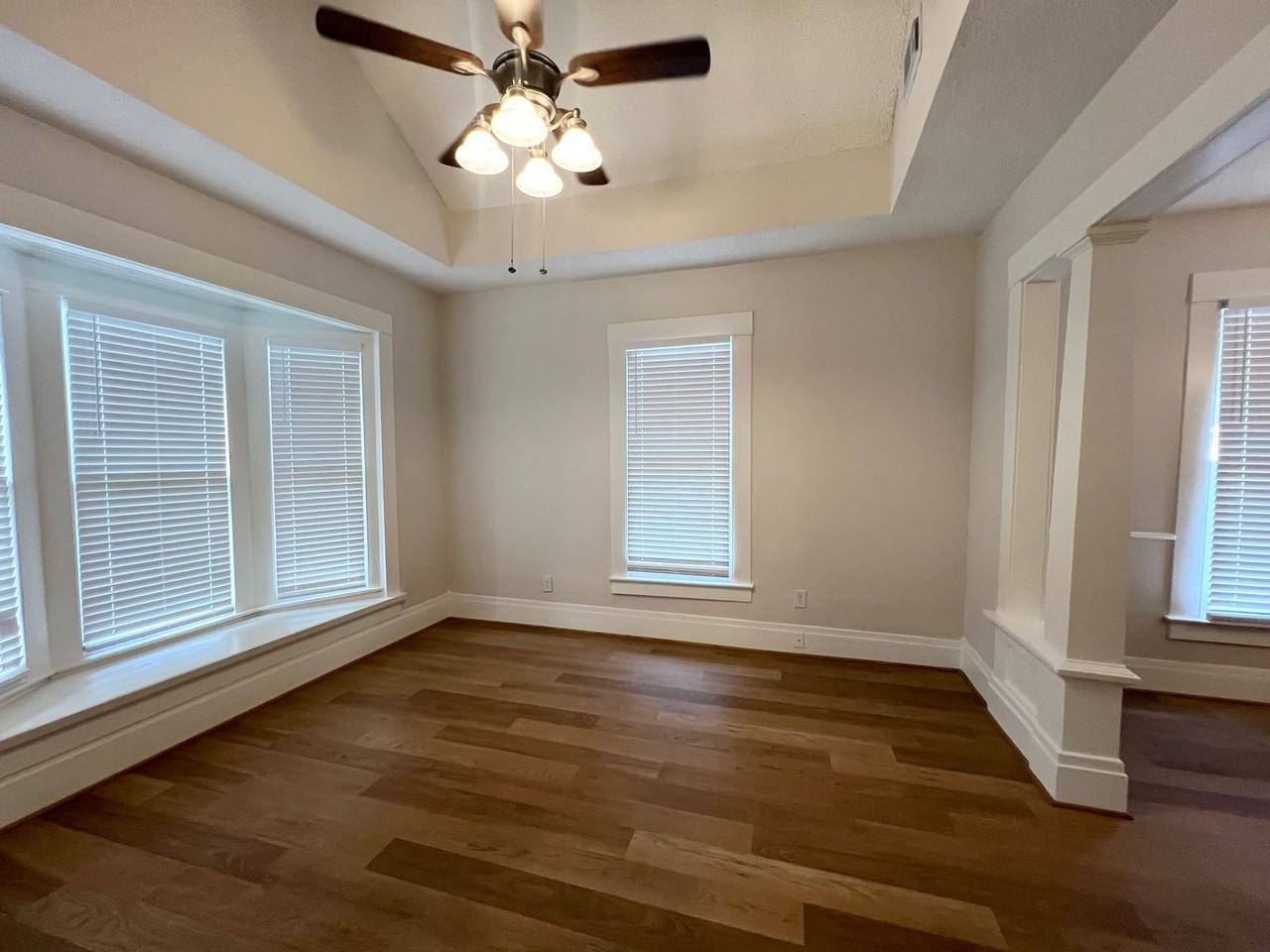 421 E Myrtle St - Photo 4 of 19