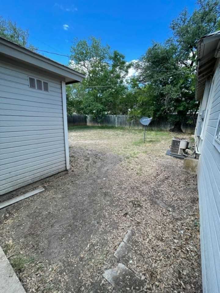 1107 W 1st St - Photo 3 of 18