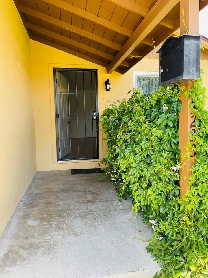 3233 Northview Dr - Photo 2 of 12