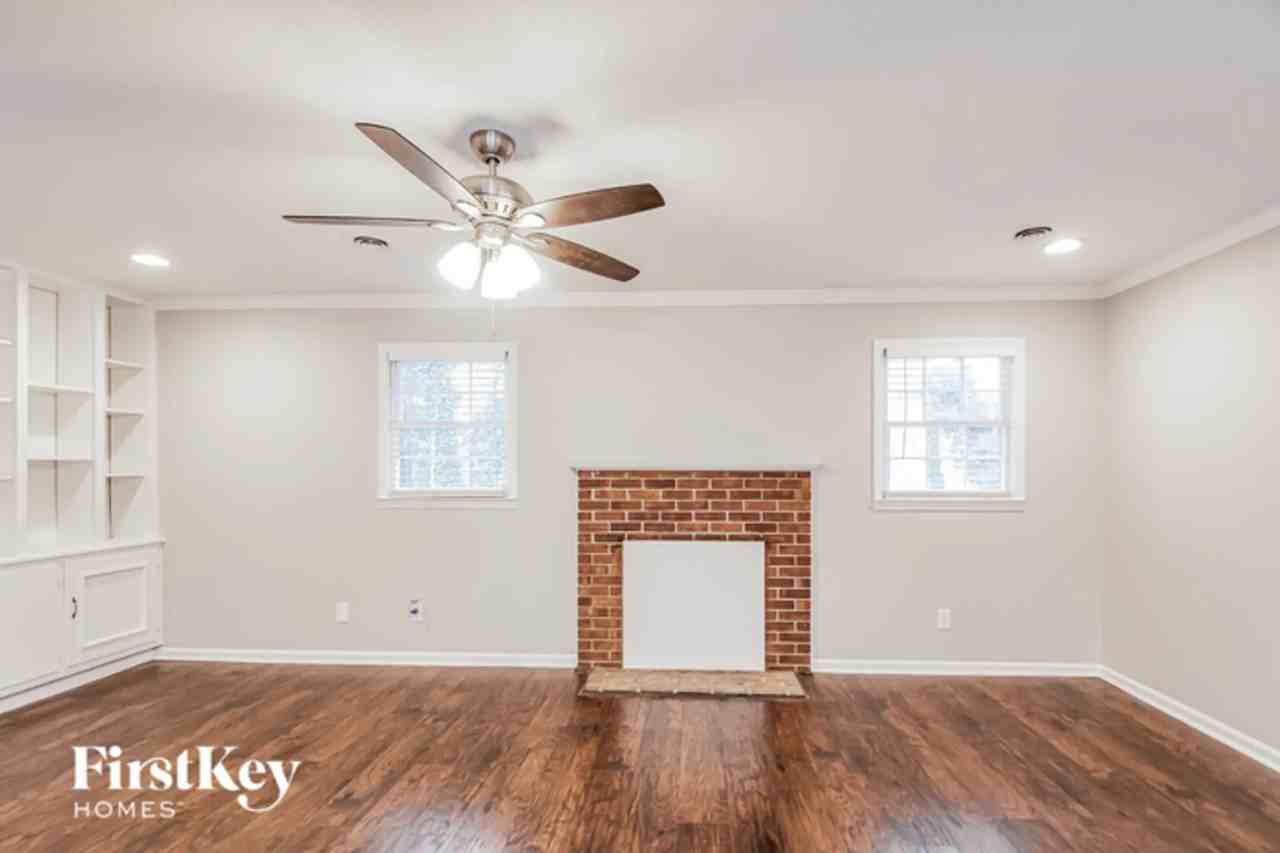 1407 Lyndhurst Dr - Photo 2 of 15