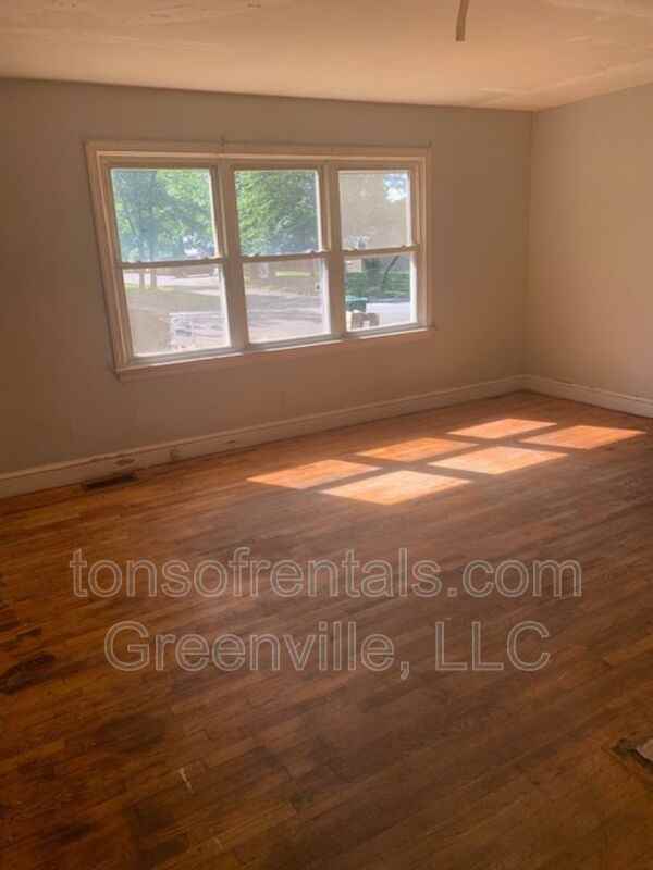 106 Hampton Ave - Photo 3 of 10