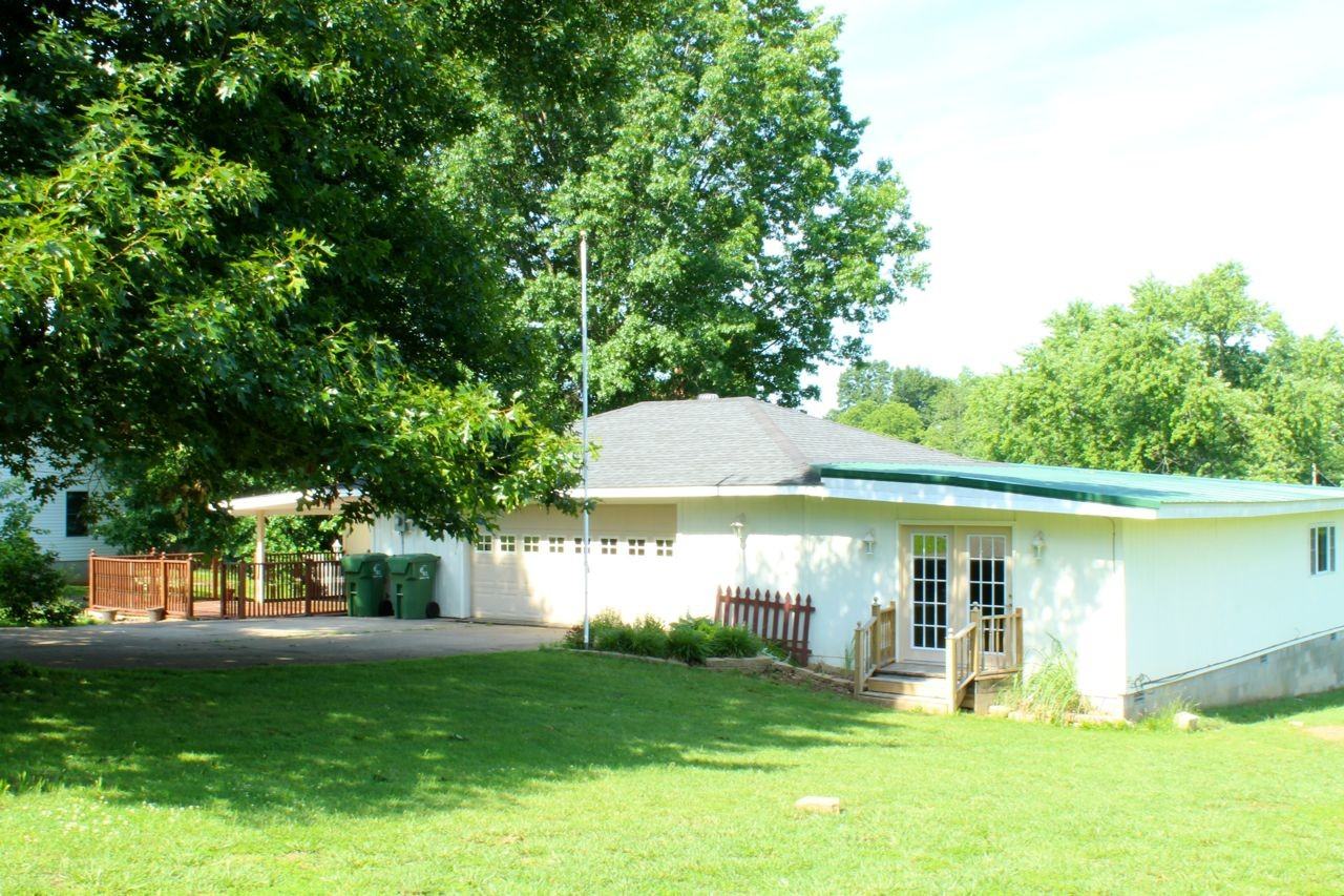 1104 Brush Ave - Photo 3 of 24