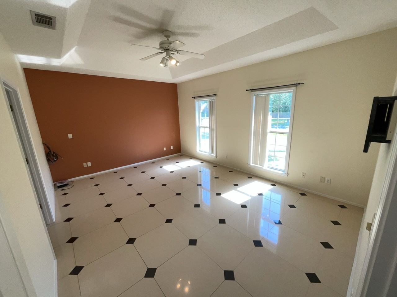 380 Tremain Dr - Photo 3 of 25