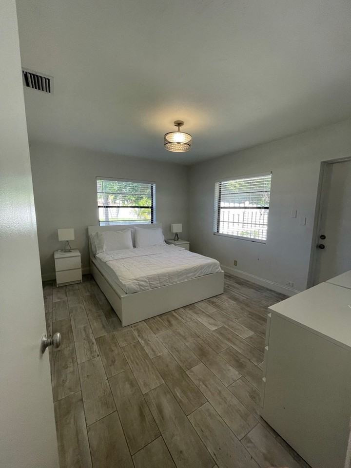 1959 Southeast 3rd Street - Photo 3 of 8