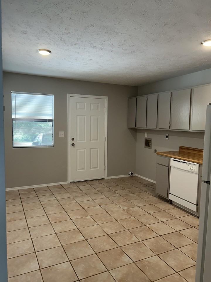 170 Brooke Lynn Dr, Apt. C - Photo 2 of 8