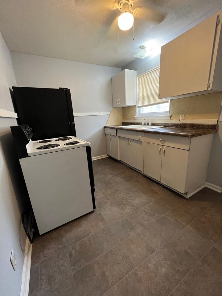 1642 N Hillside - Photo 3 of 9