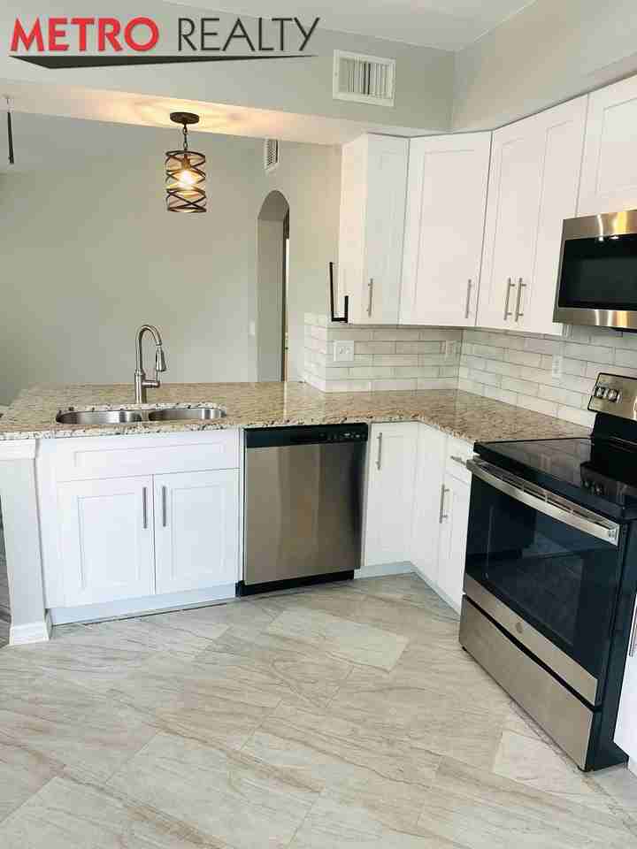 102 Southwest Peacock Boulevard - Photo 2 of 19