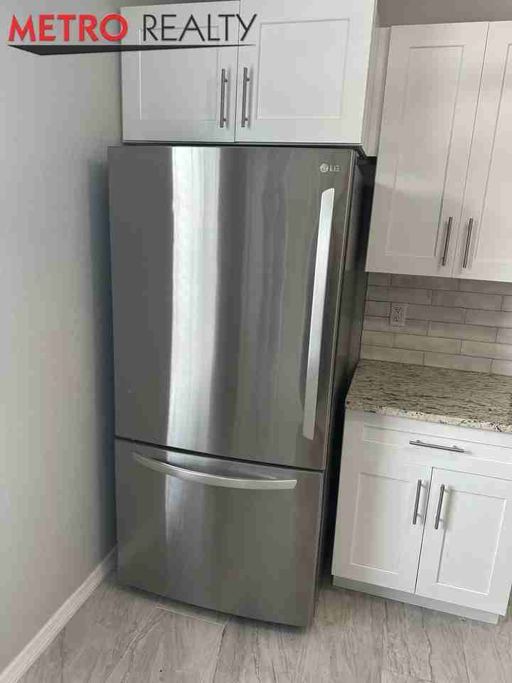 102 Southwest Peacock Boulevard - Photo 3 of 19