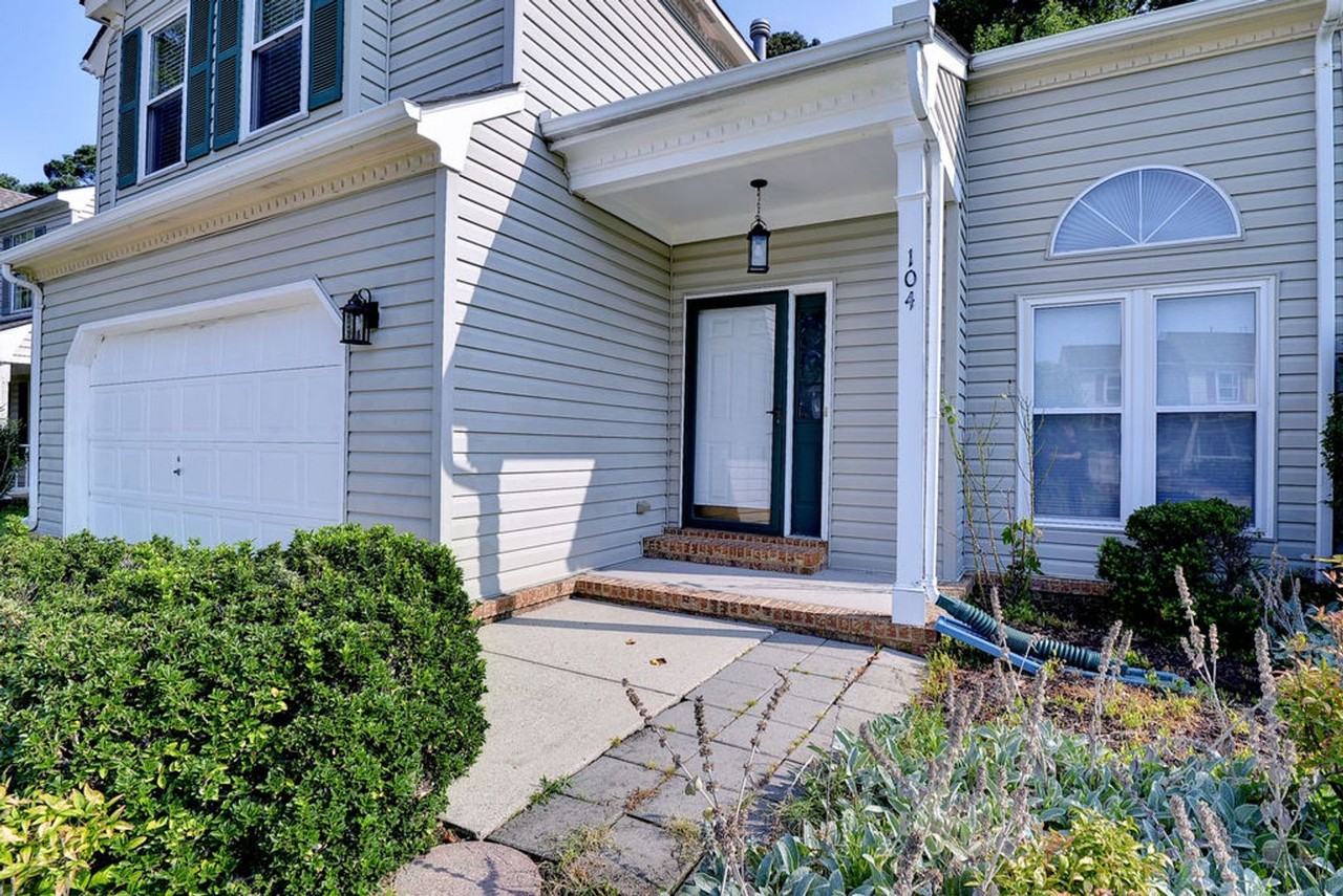 104 Crimson Ct - Photo 3 of 33