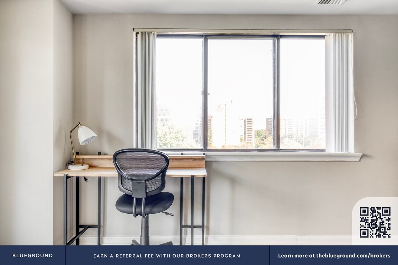 1425 S Eads St #603 - Photo 5 of 34