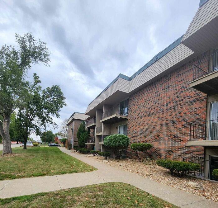 1921 W 10th St - Photo 2 of 11