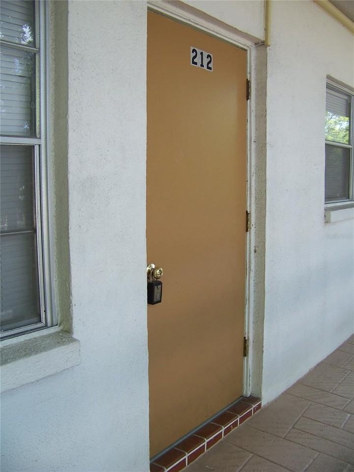 911 Washington Ave #212 - Photo 2 of 20