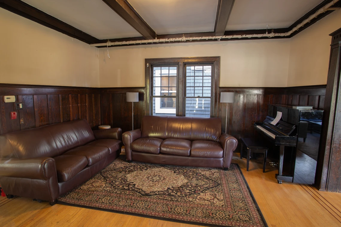 1605 Northeast 47th Street - Photo 5 of 6