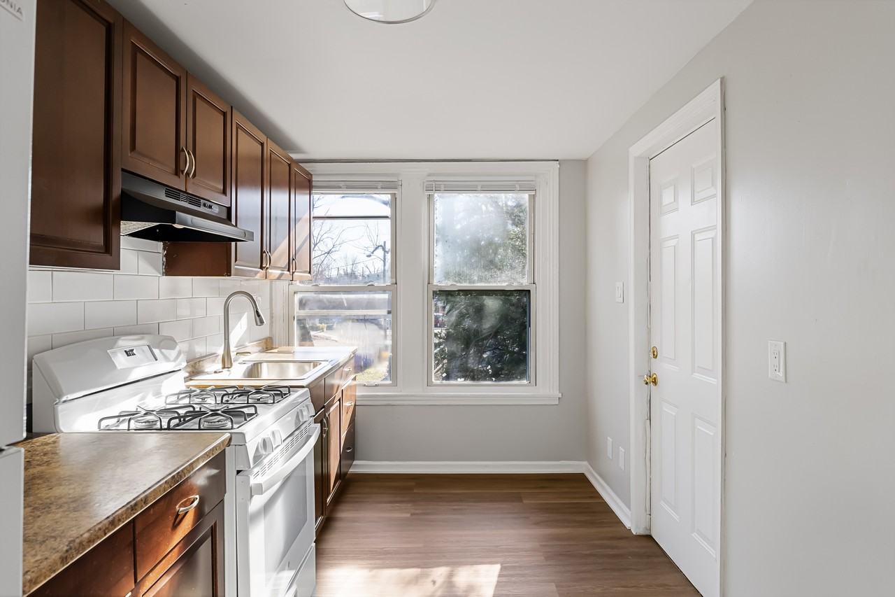 212 Warren Street (OBP) - Photo 4 of 11