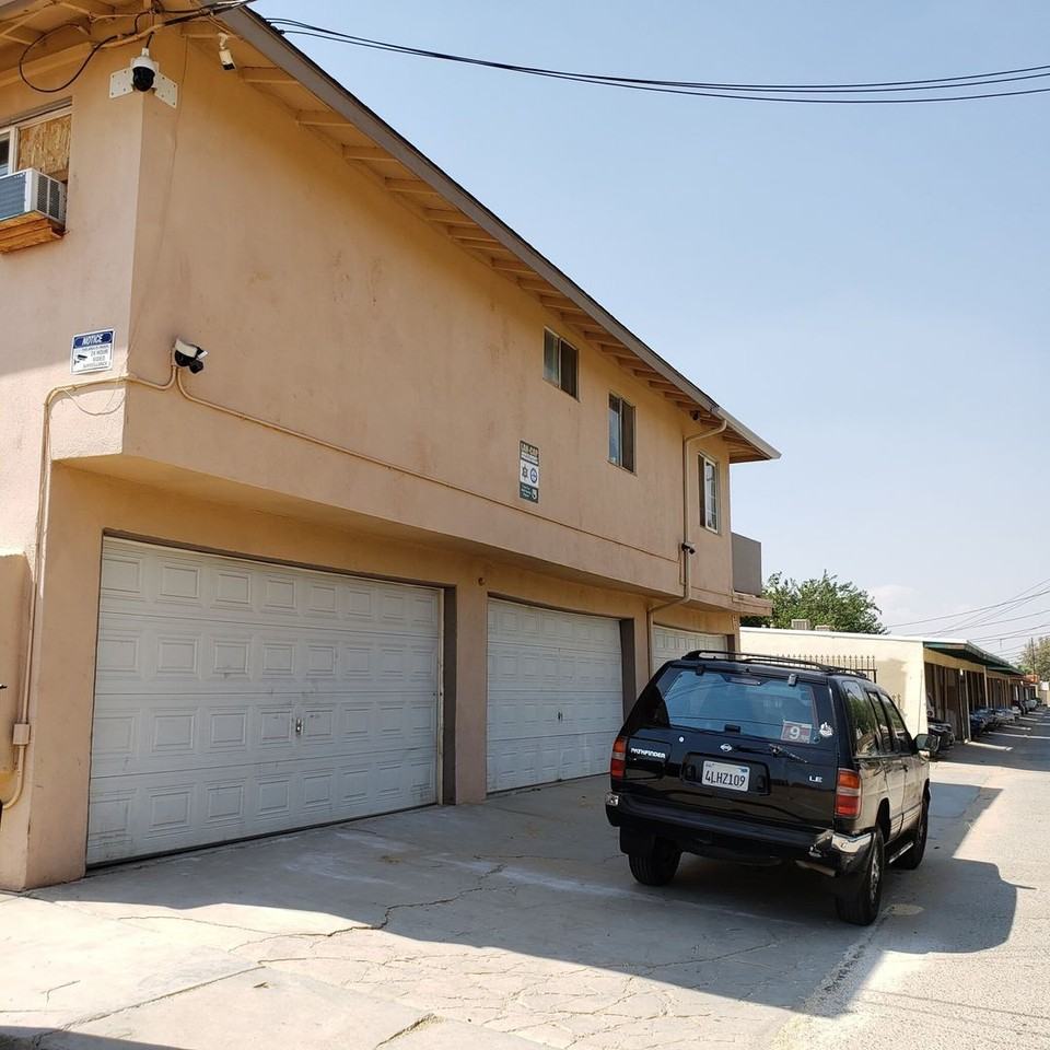 44024 Division St - Photo 2 of 31