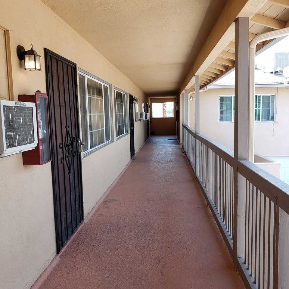 44024 Division St - Photo 3 of 31