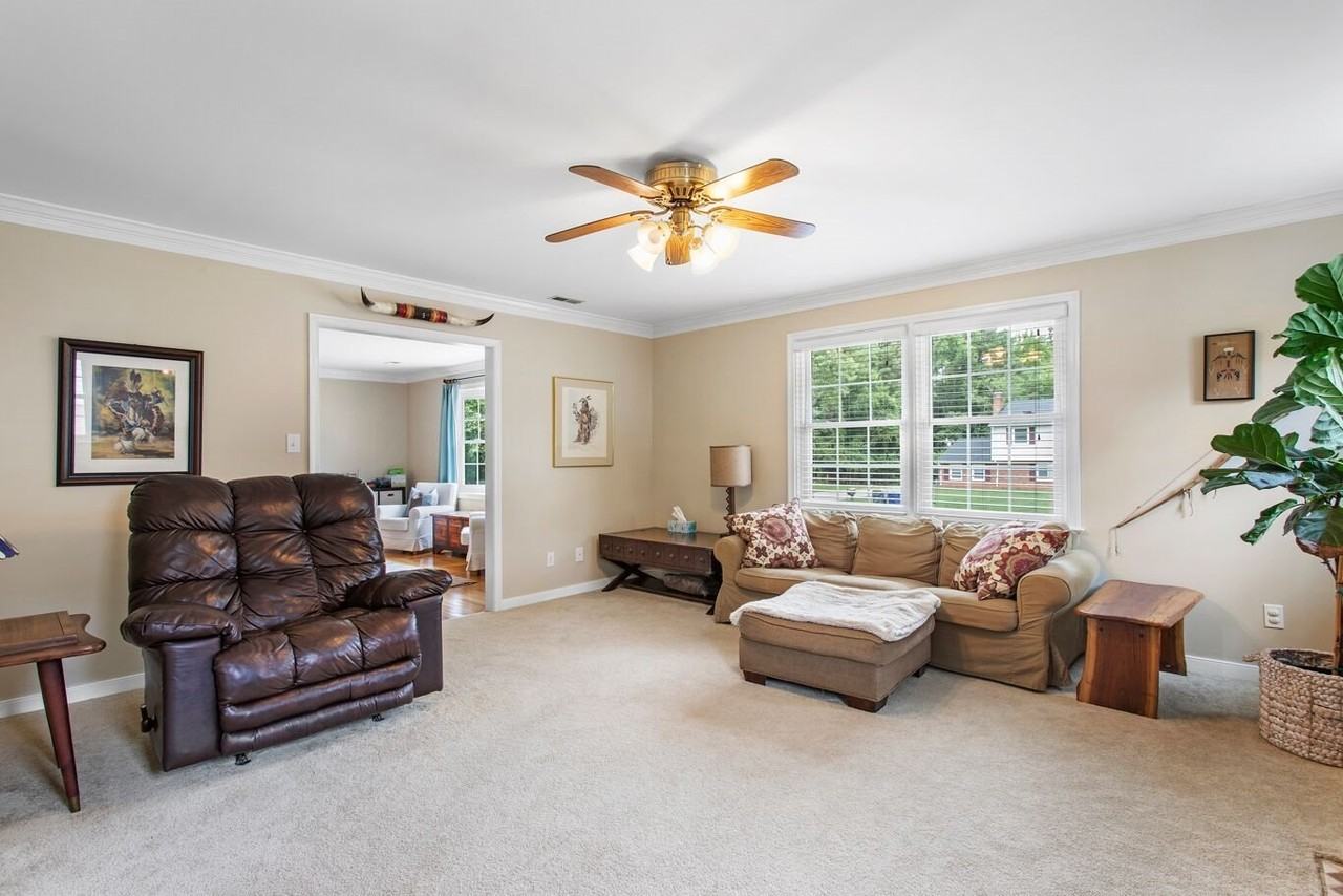 4533 Haymarket Ln - Photo 5 of 15