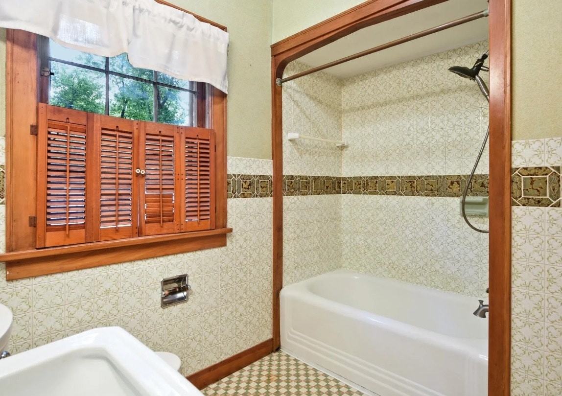 1296 Hazelwood St - Photo 3 of 7