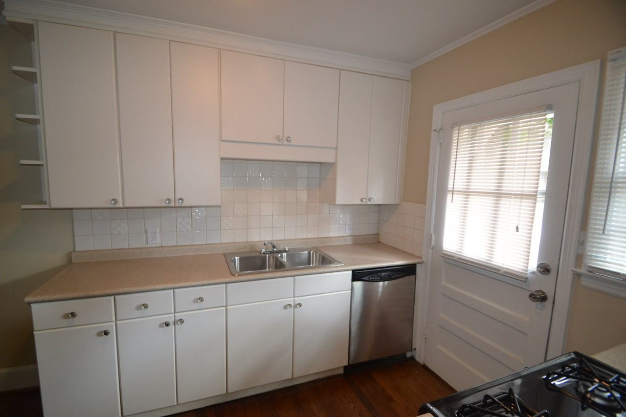 2217 Scott Ave - Photo 3 of 9