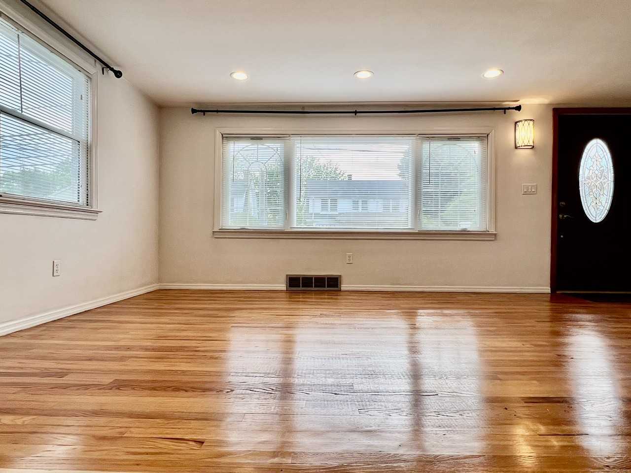 140 1/2 Stuart Ave - Photo 3 of 31
