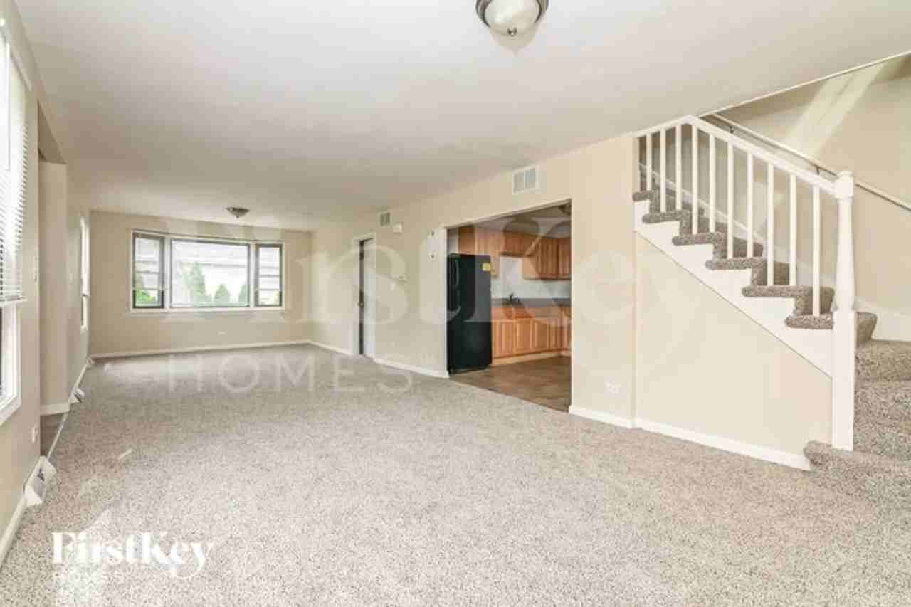 7220 W 73rd St - Photo 3 of 16