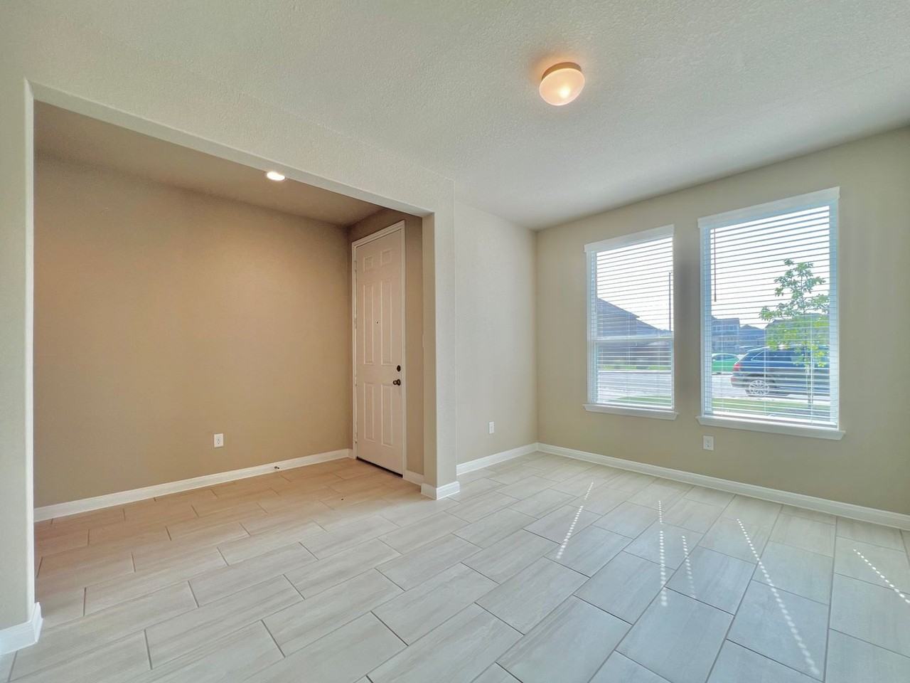 1606 Misty Elm St - Photo 4 of 42