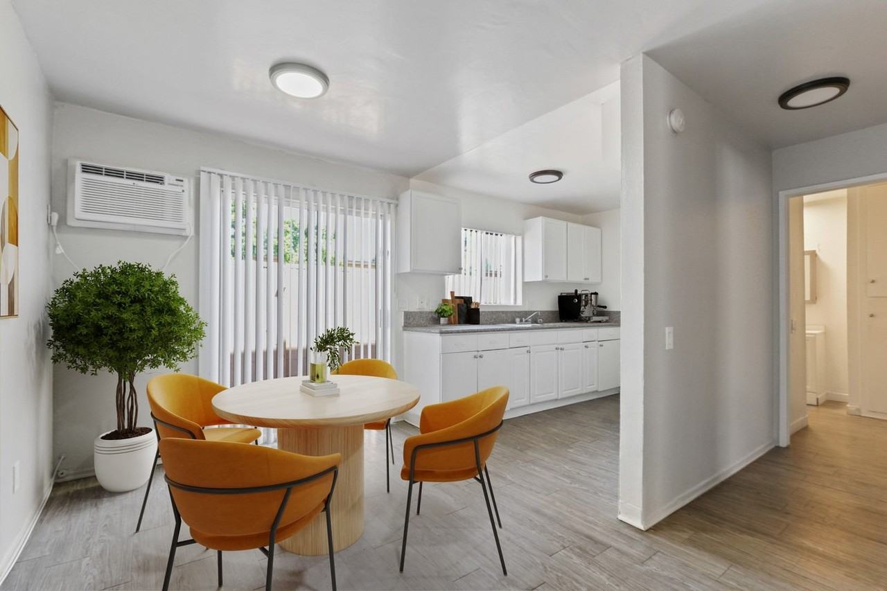 Carlyle Court Apartment Homes - Photo 2 of 8