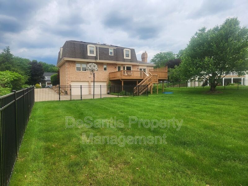 2524 Elkridge Dr - Photo 3 of 40