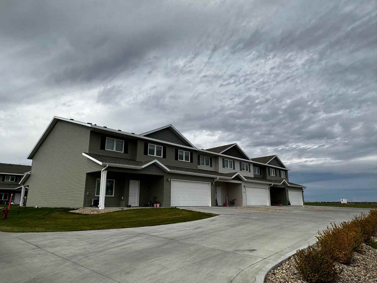 5645 Niagara Dr - Photo 2 of 40