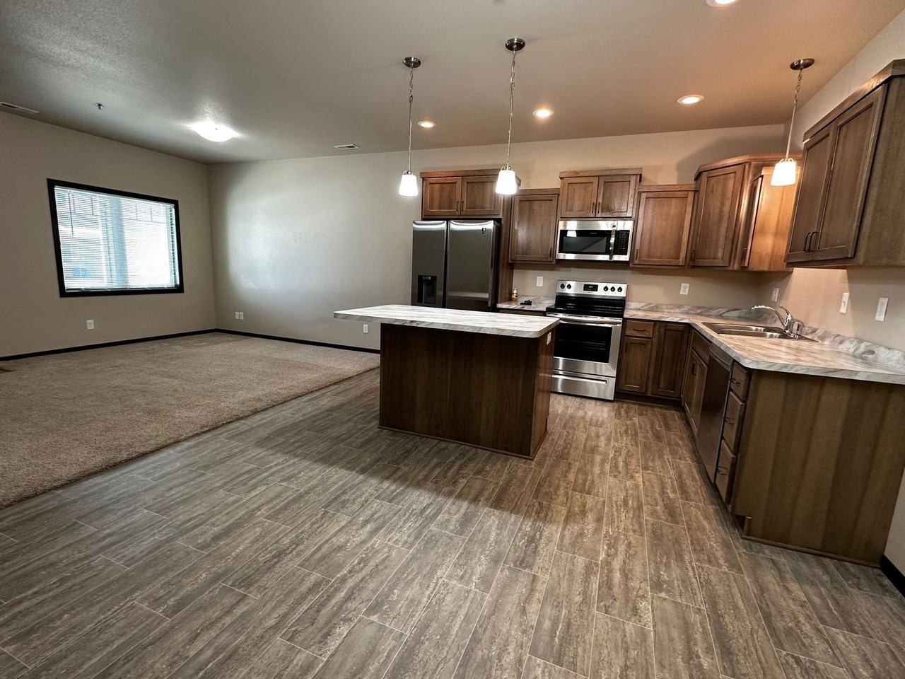 5645 Niagara Dr - Photo 4 of 40