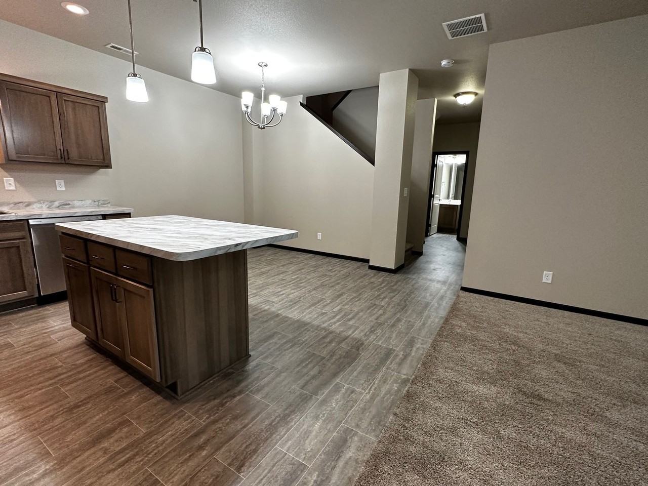 5645 Niagara Dr - Photo 5 of 40