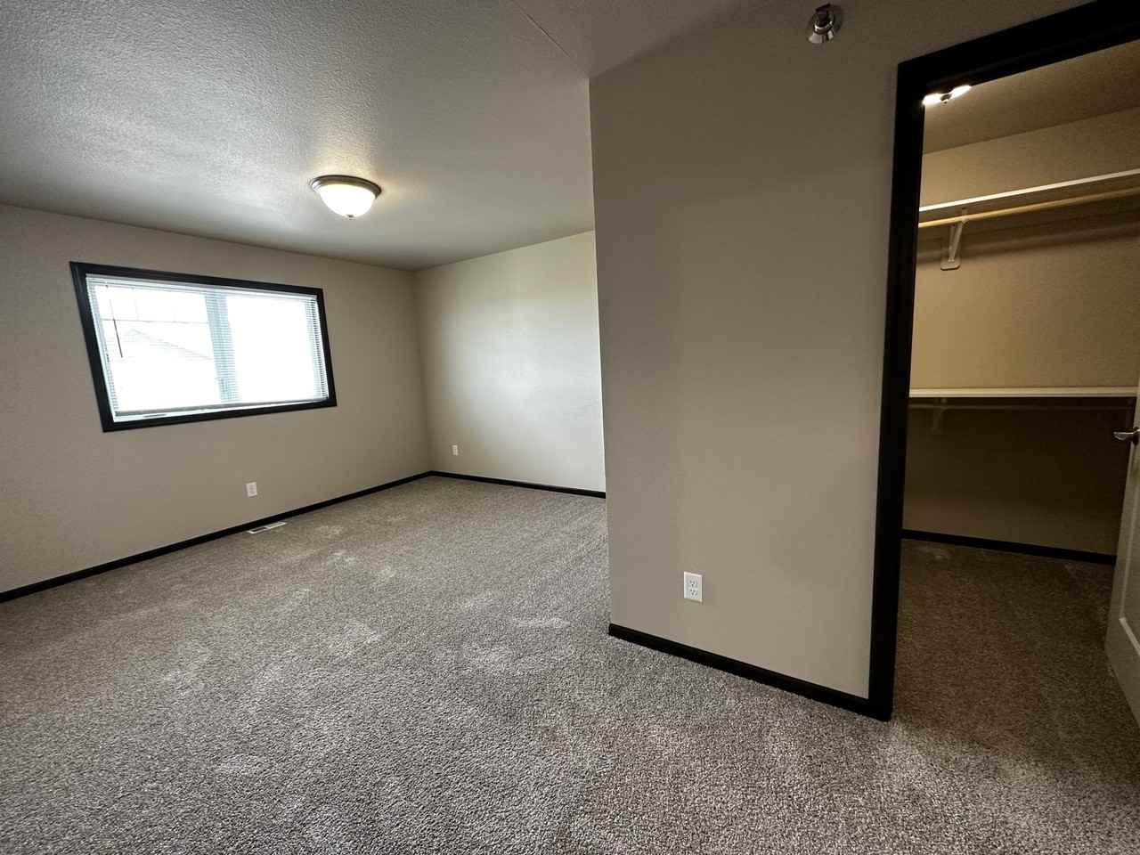 5645 Niagara Dr - Photo 7 of 40