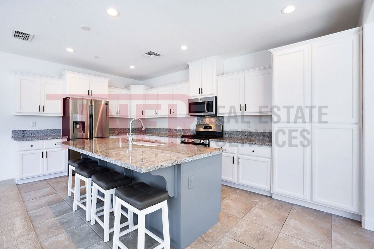 1428 Forsythia Dr - Photo 3 of 34