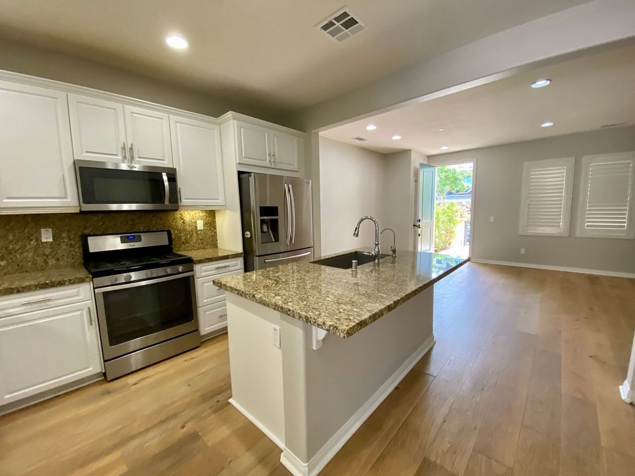 15983 Parkview Loop - Photo 2 of 35