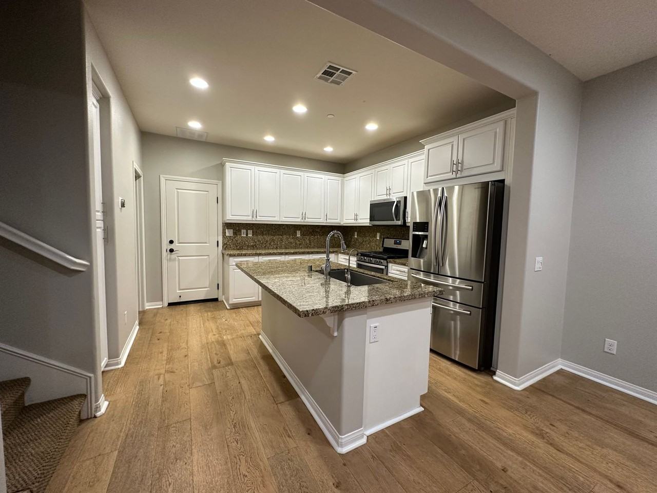 15983 Parkview Loop - Photo 3 of 35