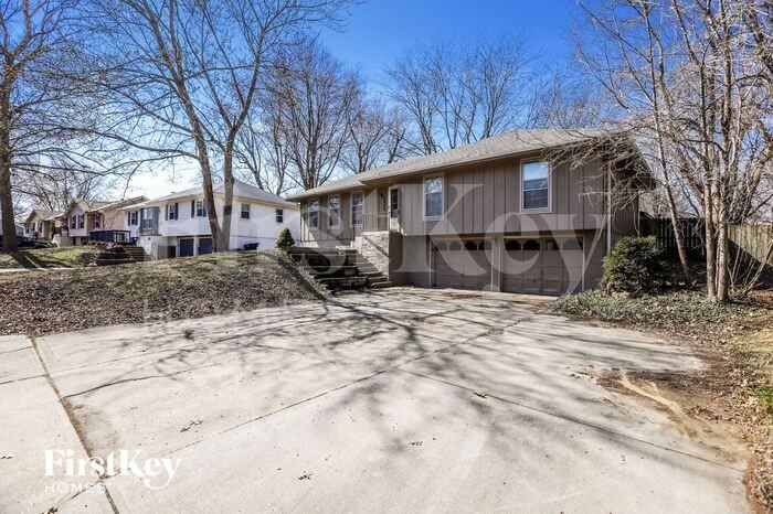 1005 S Ward Pkwy - Photo 2 of 15