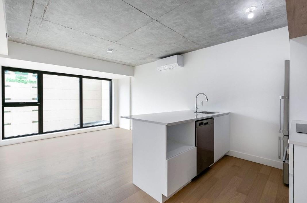 1 Avenue Viger Ouest - Photo 2 of 6