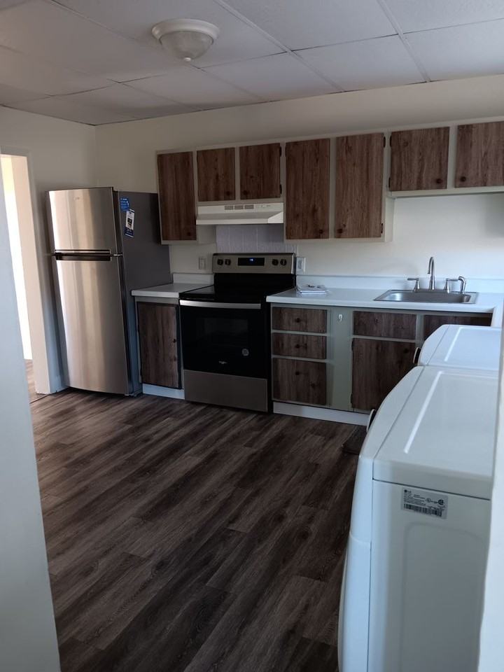 109 E Roberts St - Photo 2 of 7