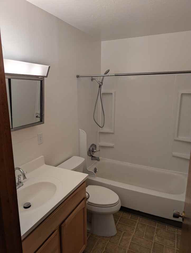 1806 Lakeway Dr - Photo 5 of 8