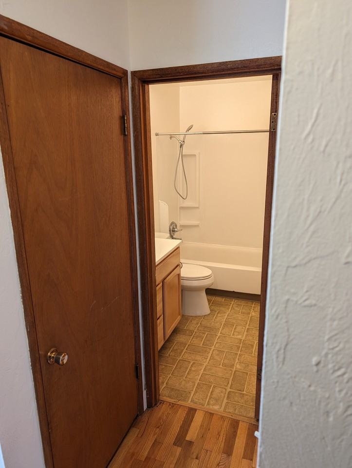 1806 Lakeway Dr - Photo 6 of 8