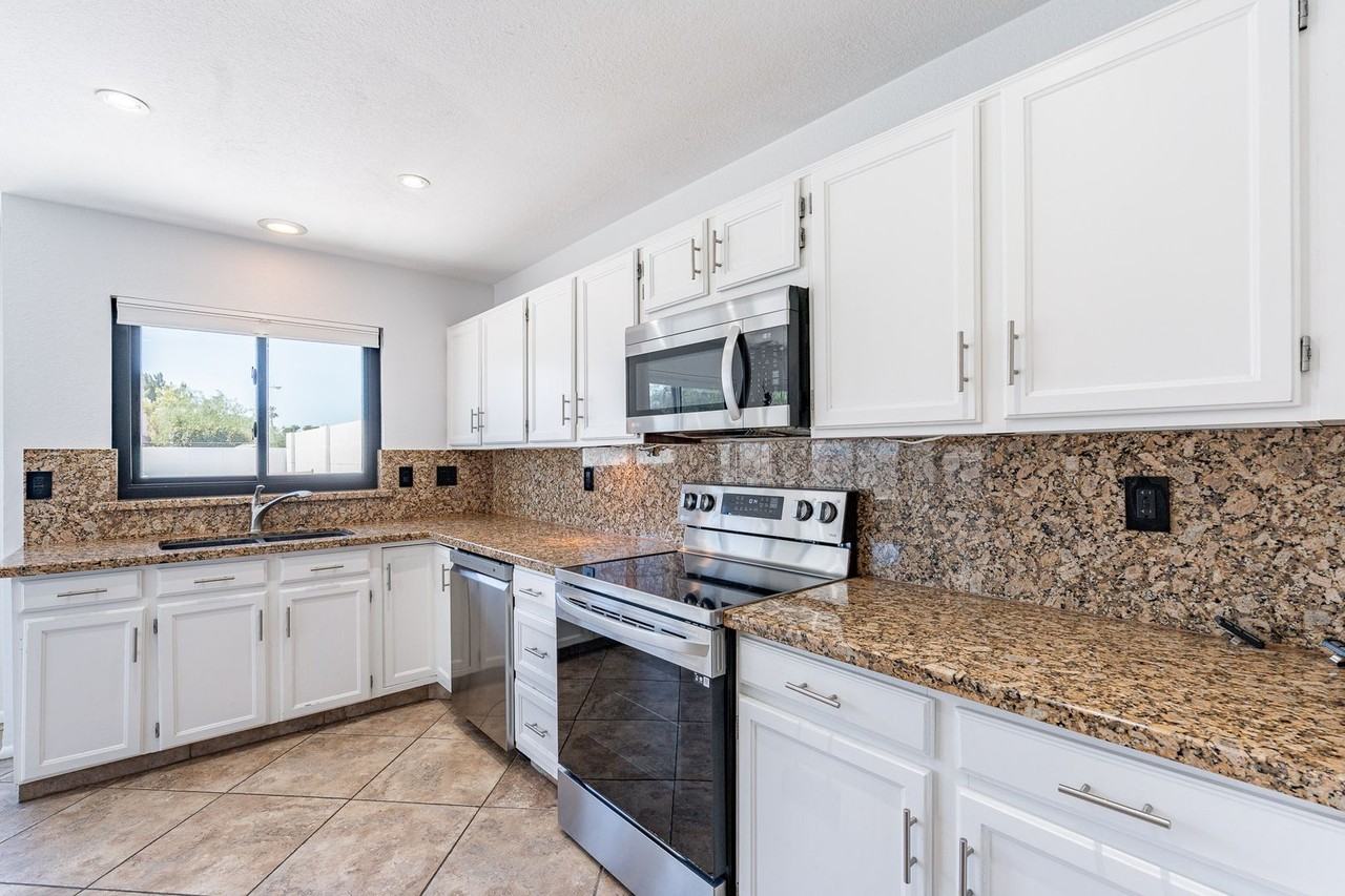 8749 E Moreland St - Photo 2 of 44