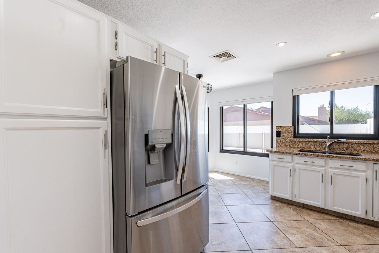 8749 E Moreland St - Photo 3 of 44