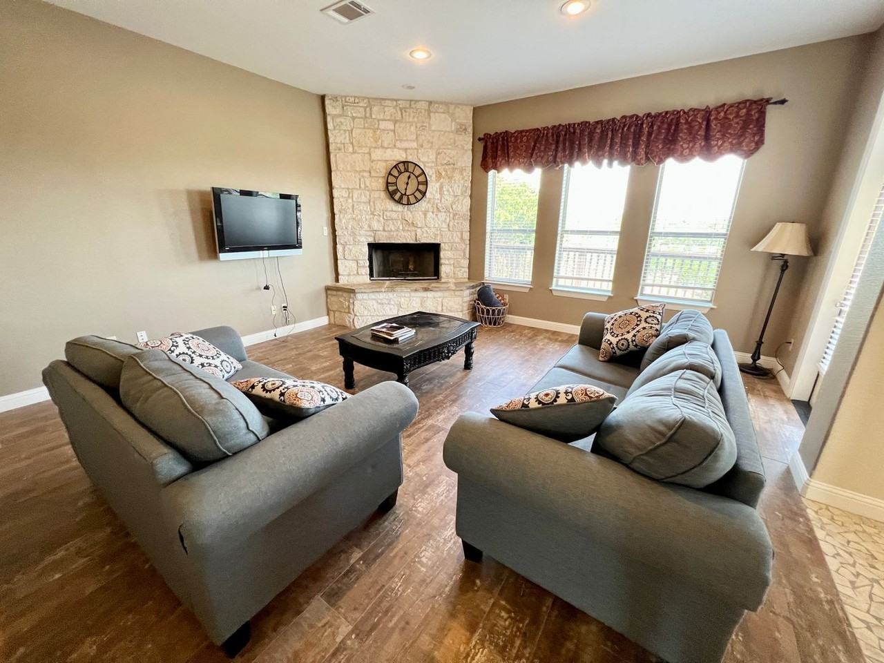 224 Stacey Ann Cv - Photo 2 of 27