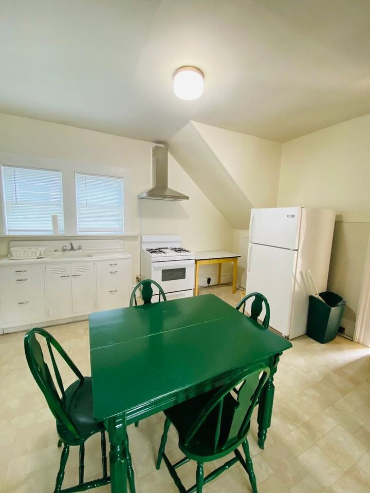 825 Pioneer Ln - Photo 2 of 9