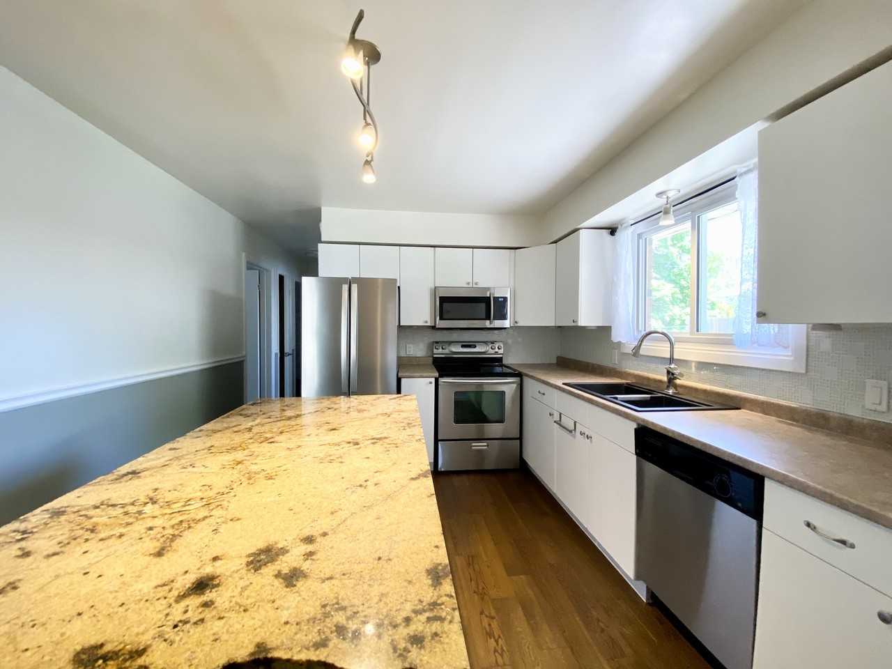 12 Southend Cres - Photo 3 of 14