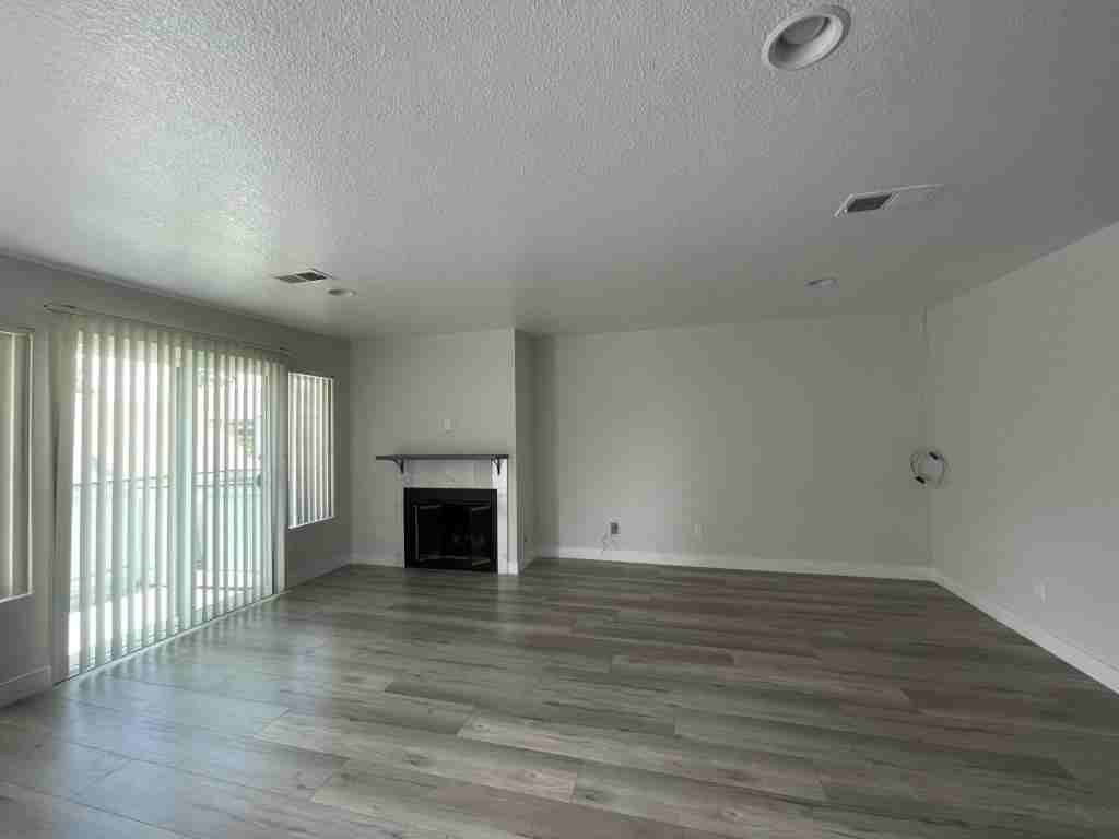 15722 S B St - Photo 2 of 8